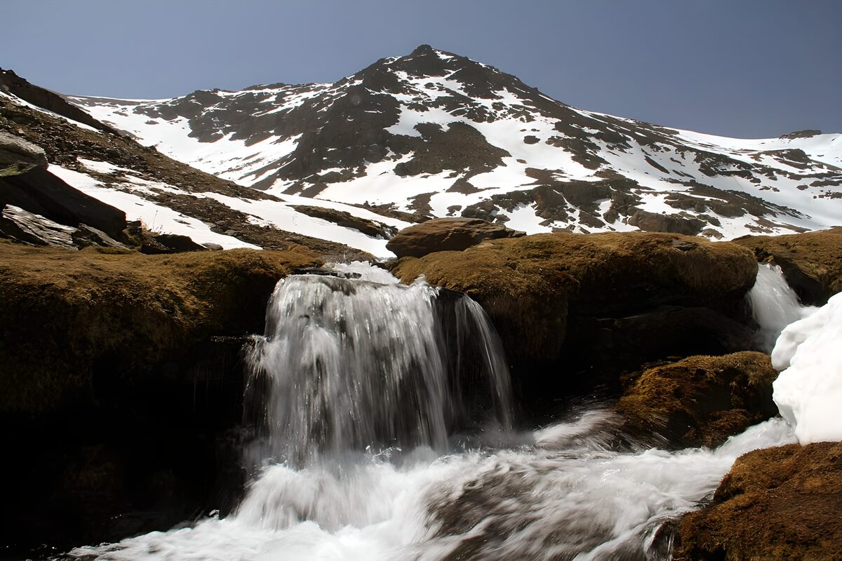 Waterval in berglandschap