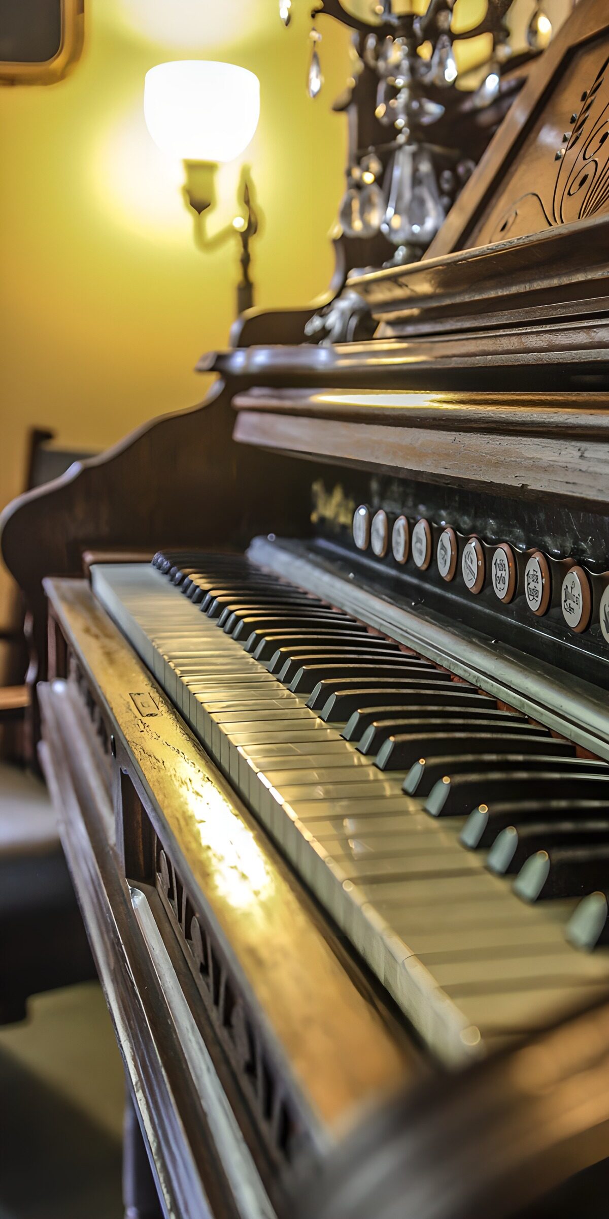 CW4056027: Antique Piano in Warm Licht