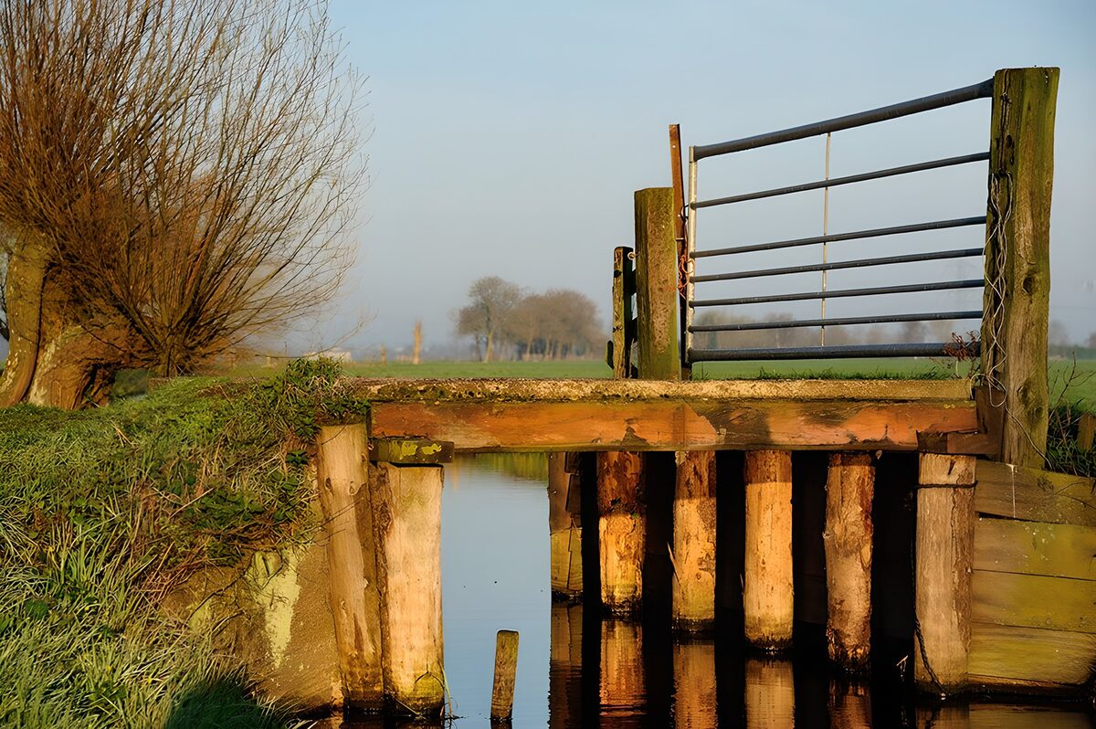 Oude houten brug over een sloot