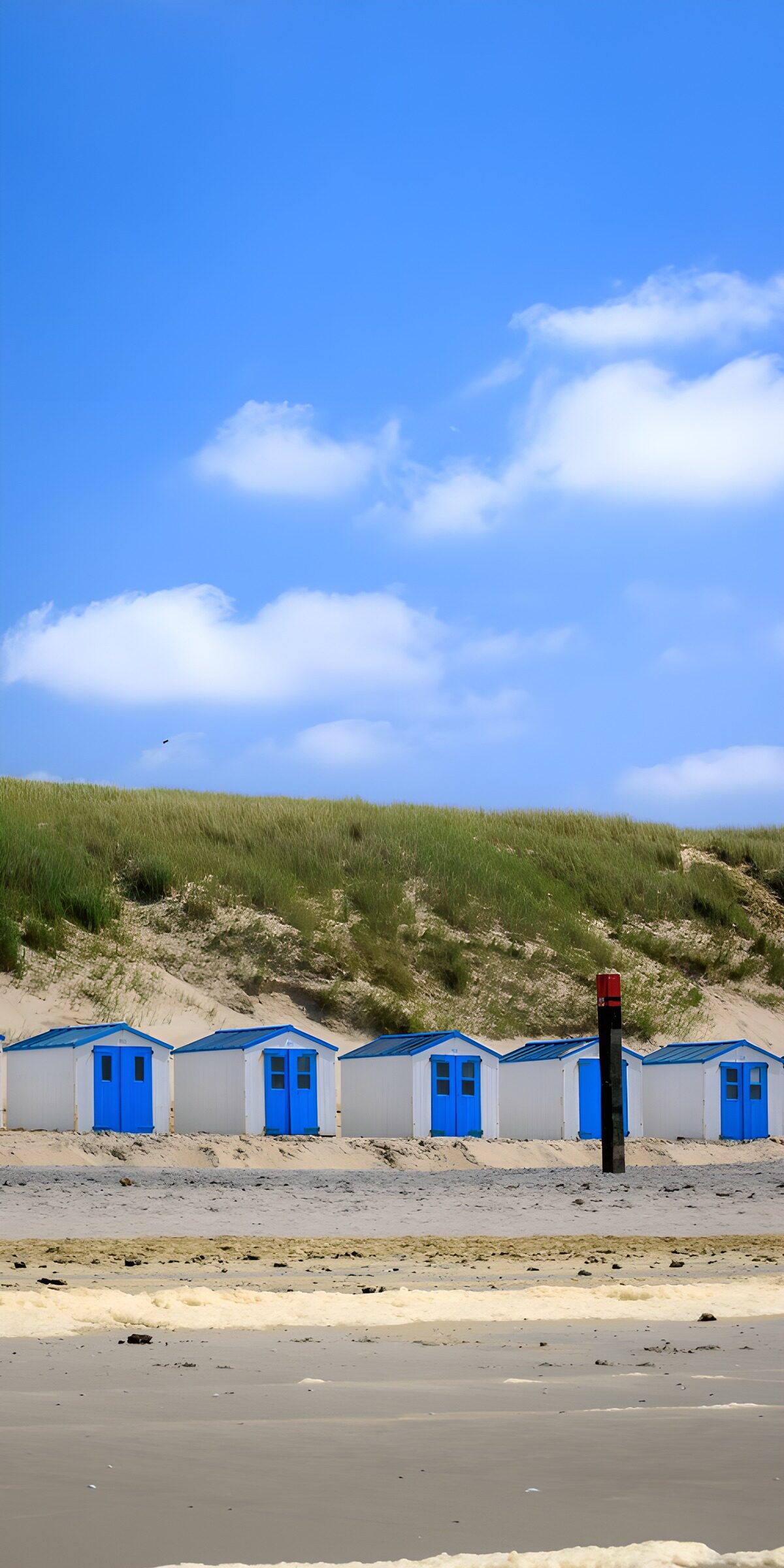 CW3076947: Strandschuren onder een blauwe hemel