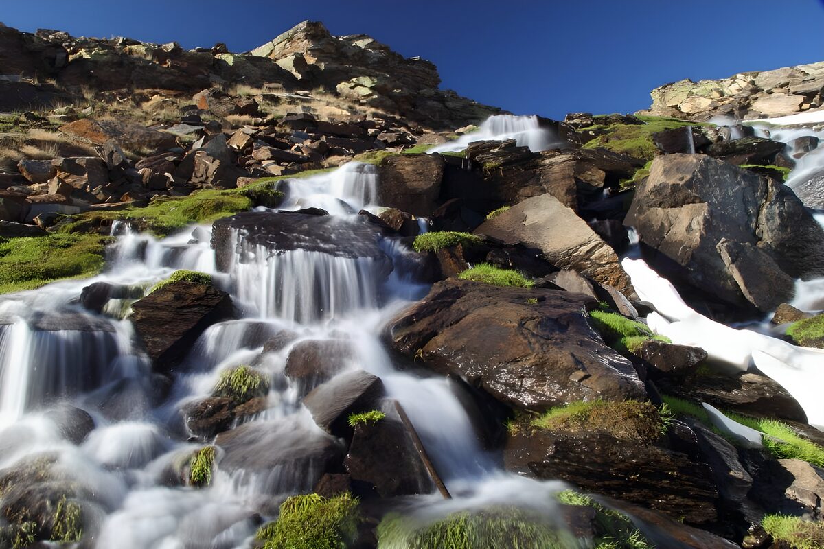 Waterval tussen de rotsen