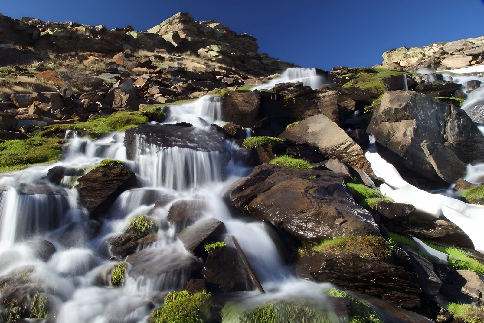 CW5029596: Waterval tussen de rotsen