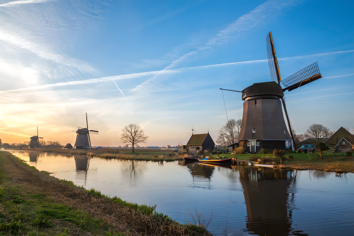 Molens bij de ondergang van de zon