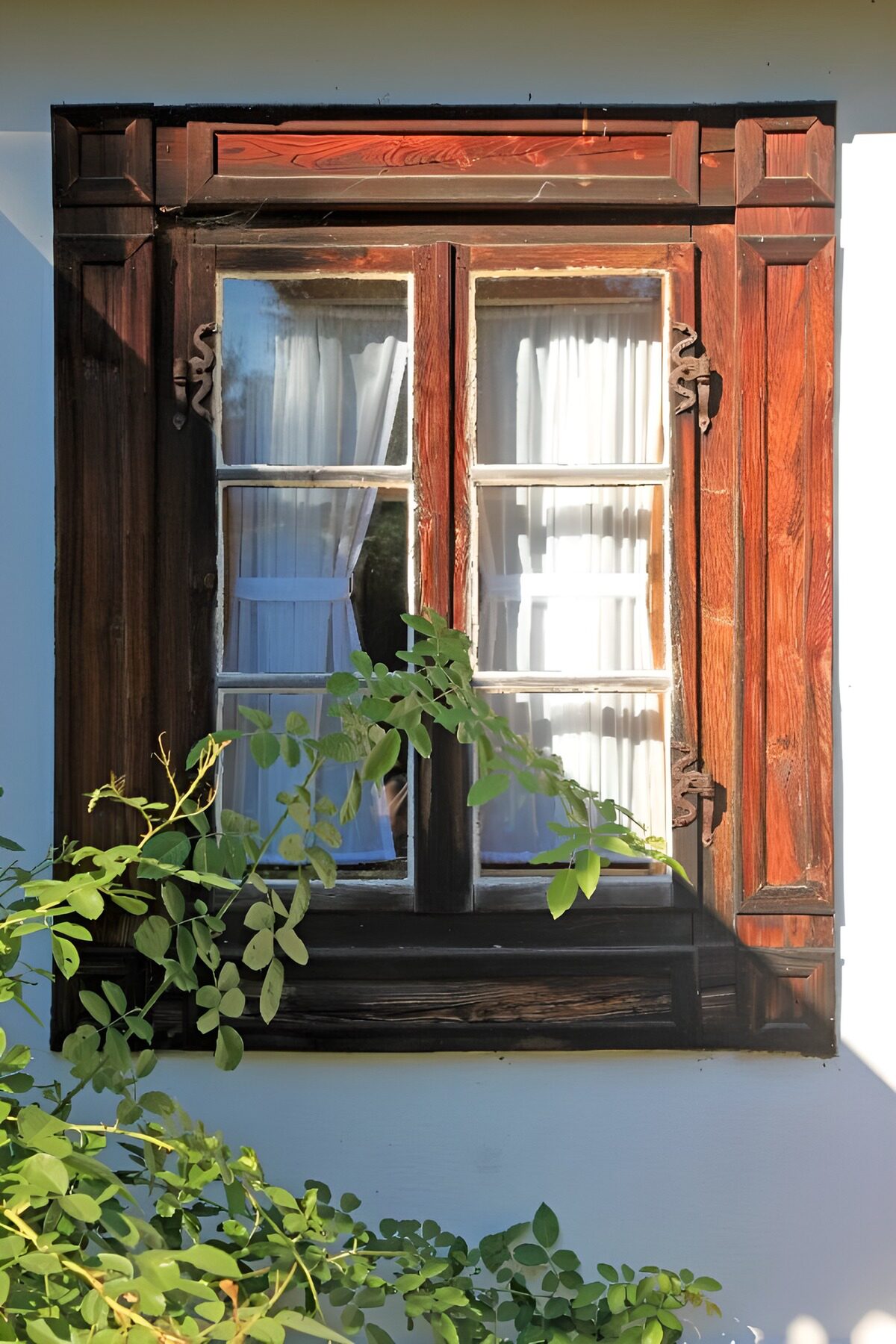 Authentiek houten raam met gordijnen