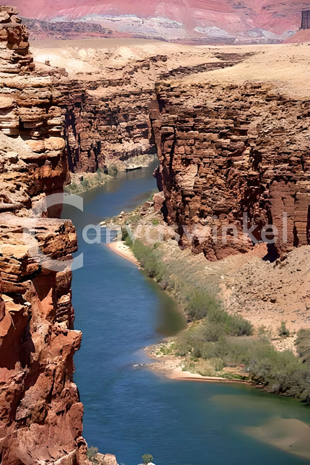 CW4333749: Schilderachtige kloof met rivier