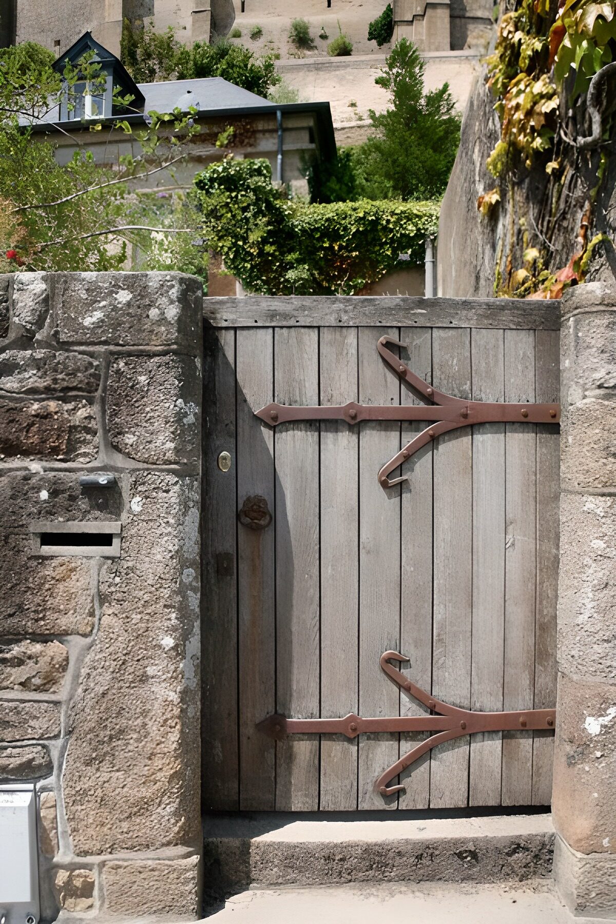 CW5502430: Oude houten poort met ijzeren beslag