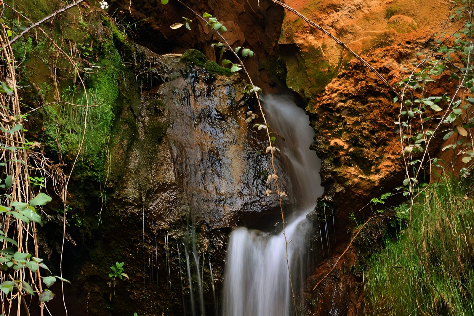 CW3275863: Rustiek waterval in groene omgeving