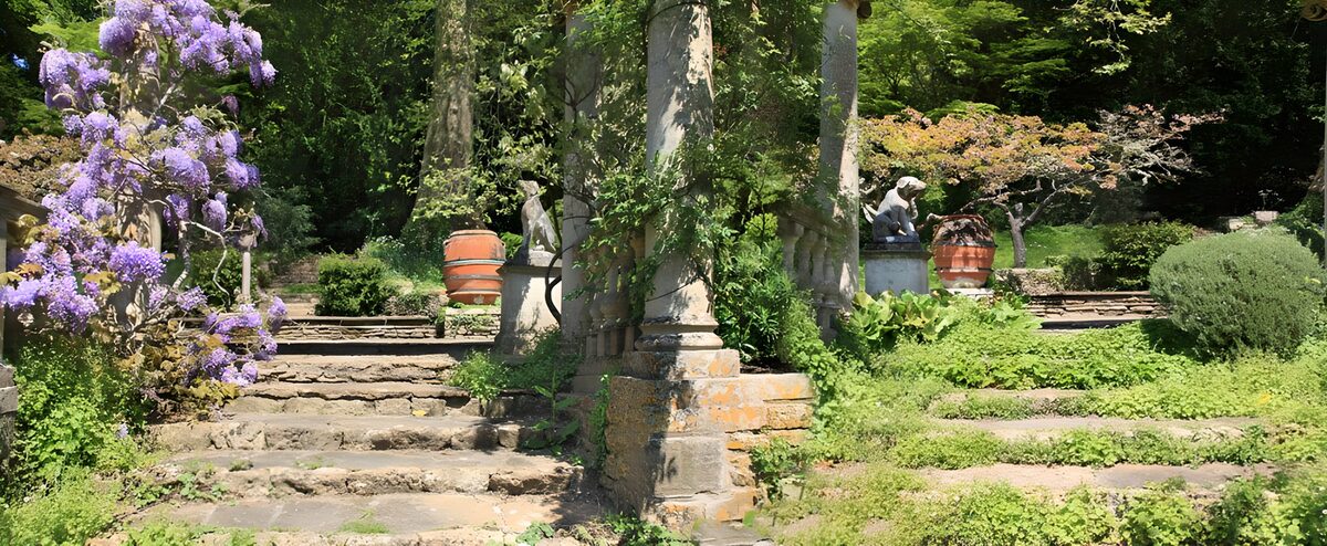 CW2262444: Betoverende Tuin met Bloeiende Wisteria