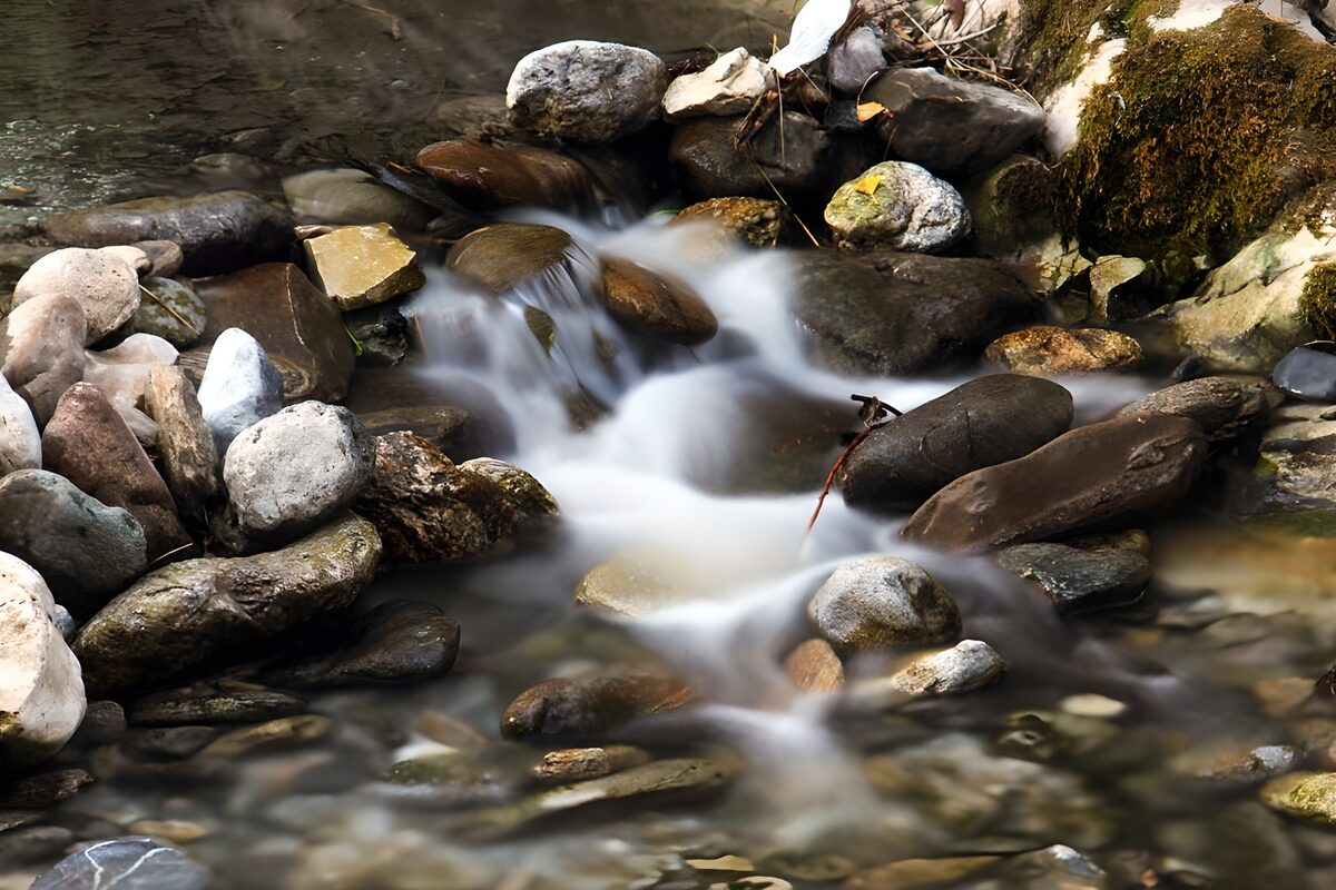 CW5131281: Rustig stromend water tussen stenen