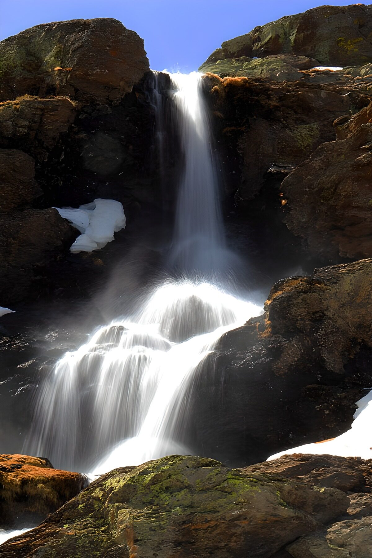 CW4622301: Waterval tussen de bergen