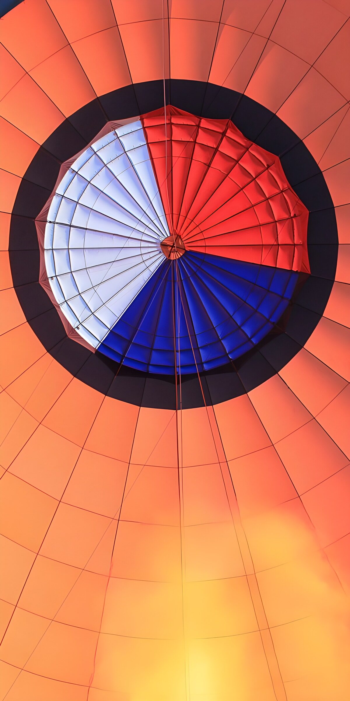 CW4919191: Kleurrijke luchtballon vanuit binnen