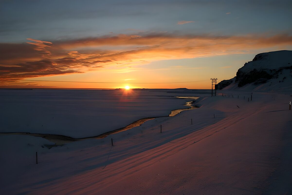 Prachtige zonsondergang in winterlandschap