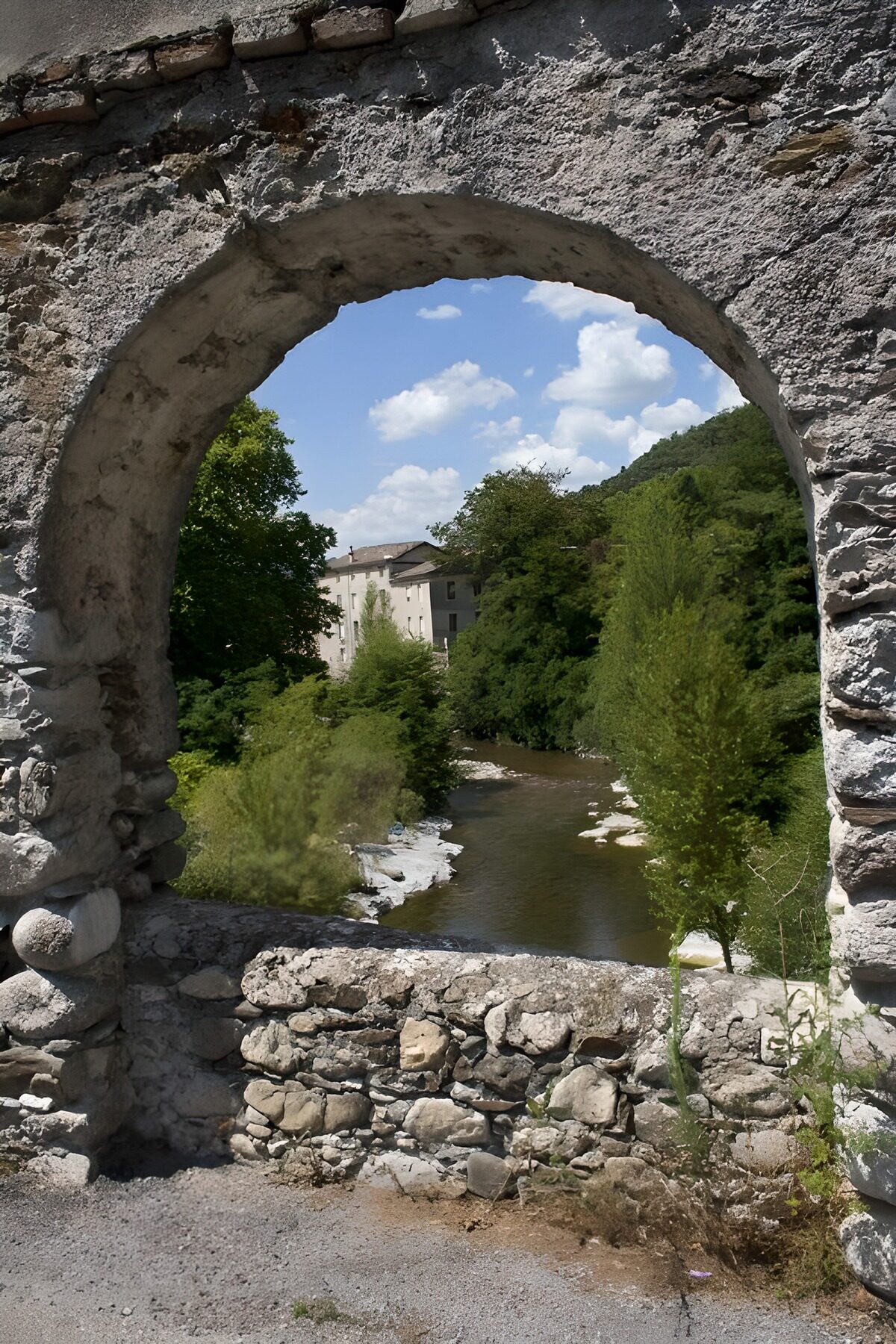 Uitzicht door een historische boog