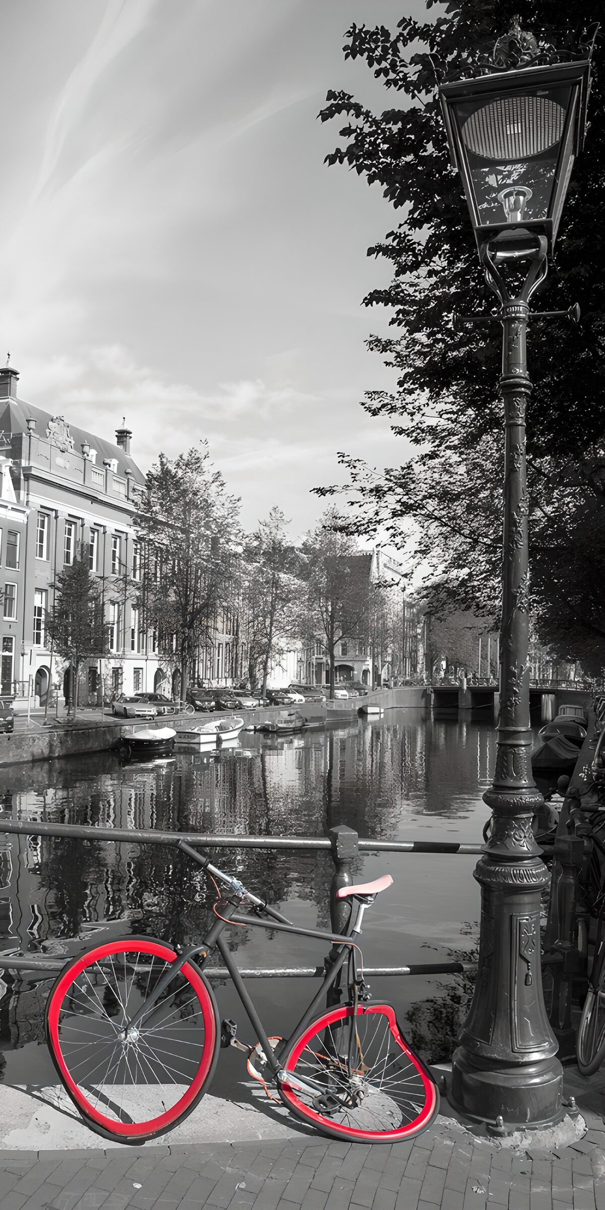 CW6681294: Fiets op de kade van Amsterdam
