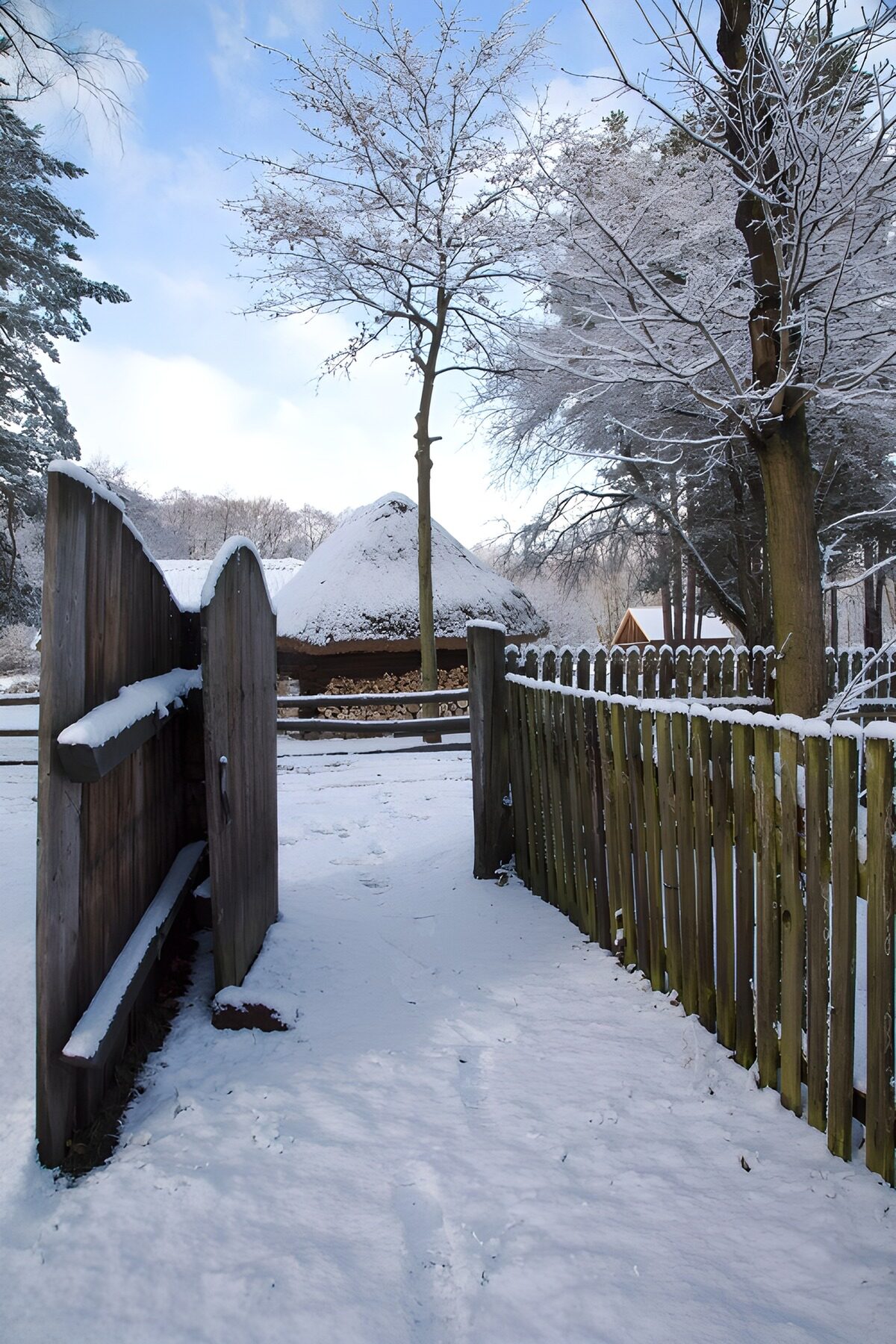 CW2913740: Sneeuwlandschap met houten poort