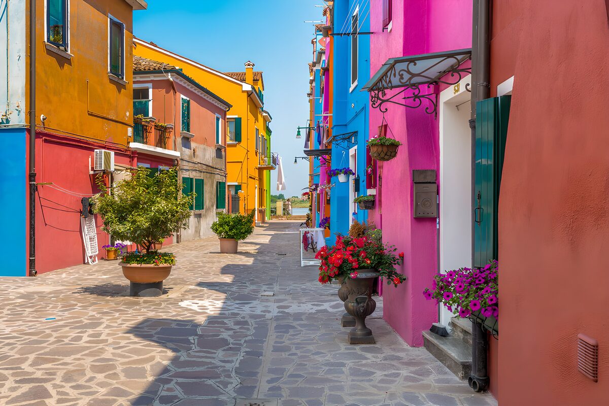 Kleurrijke straat in Burano, Italië