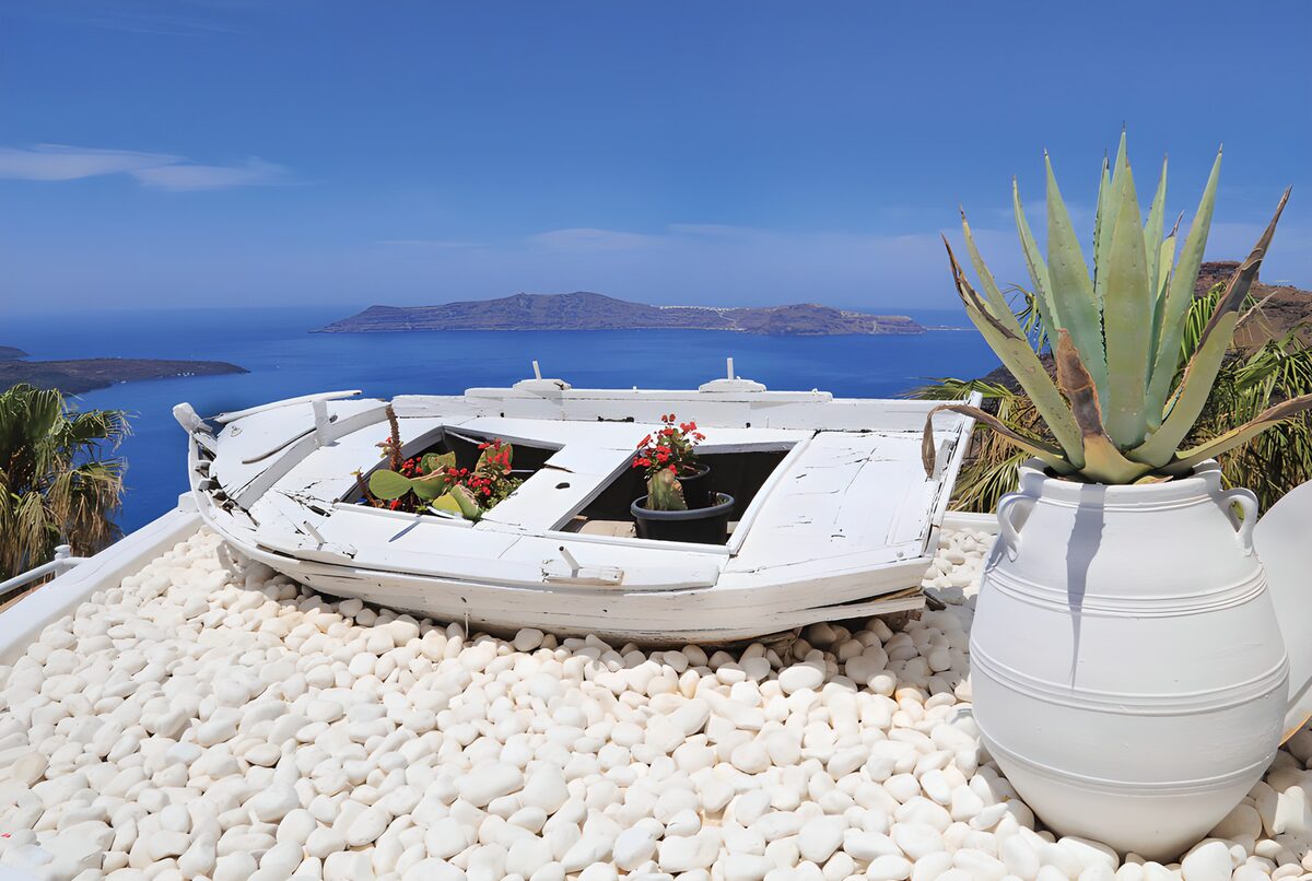 Verlaten Boot met Planten in Santorini