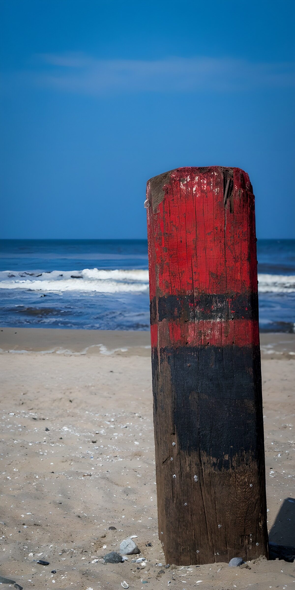 CW1794076: Verweerde paal aan het strand
