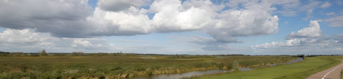 Uitgestrekte Velden onder Wolkenlucht