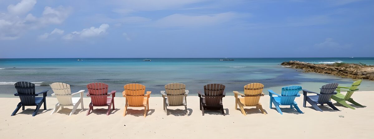 Kleurrijke ligstoelen aan het strand