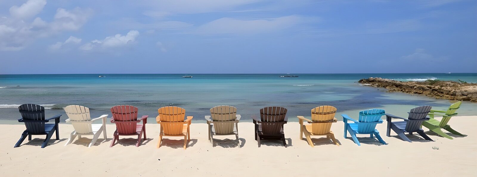 CW1900289: Kleurrijke ligstoelen aan het strand