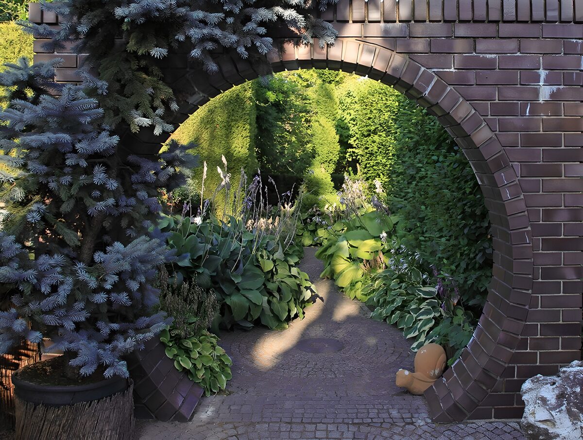 Het groene pad door de bakstenen boog