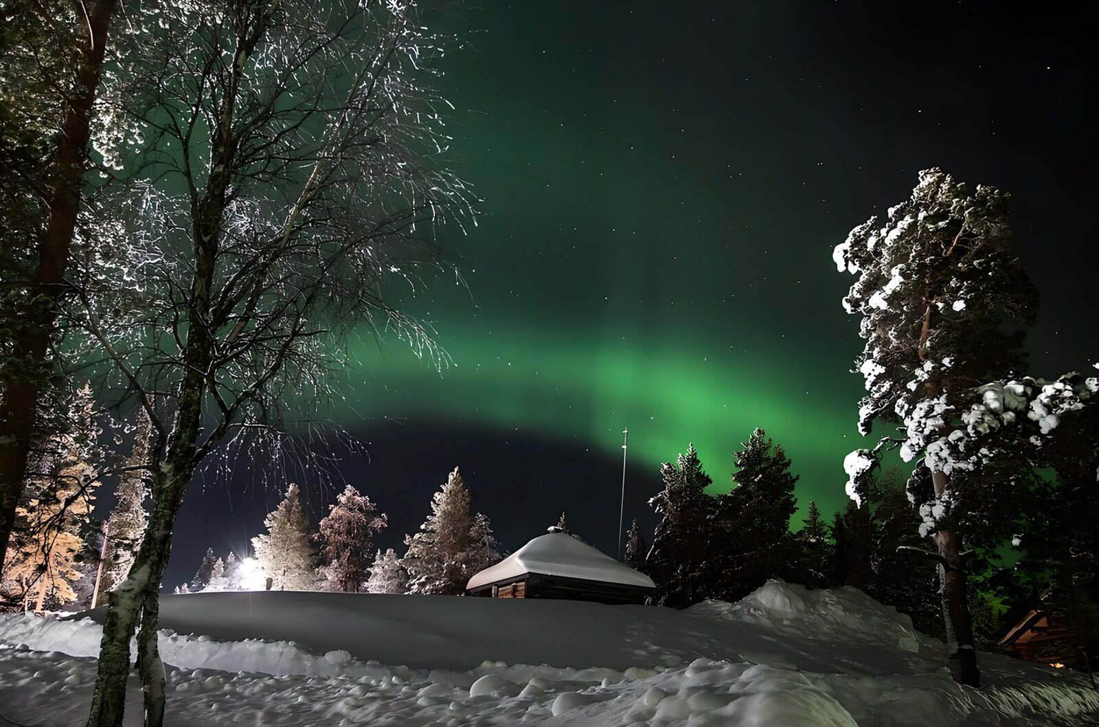 CW8762824: Magische noorderlichtshow boven sneeuwlandschap