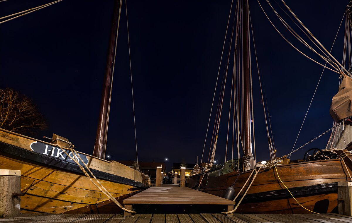 CW7405072: Nachtelijke haven met zeilschepen