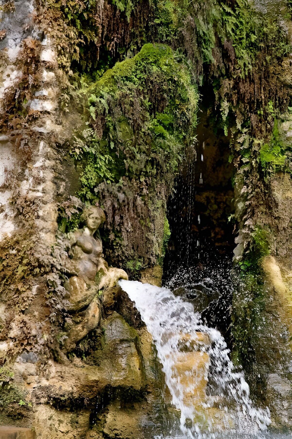 CW5285278: Mystieke Fontein met Beeldhouwwerk