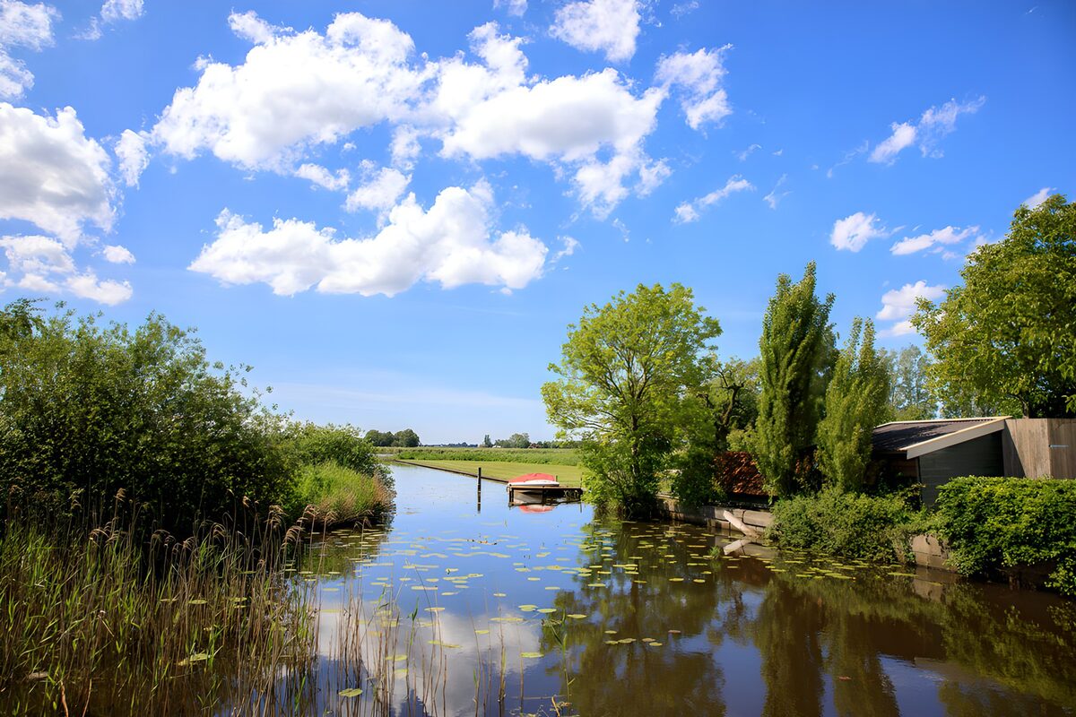 CW9696258: Rustig Waterscap met Groene Oever
