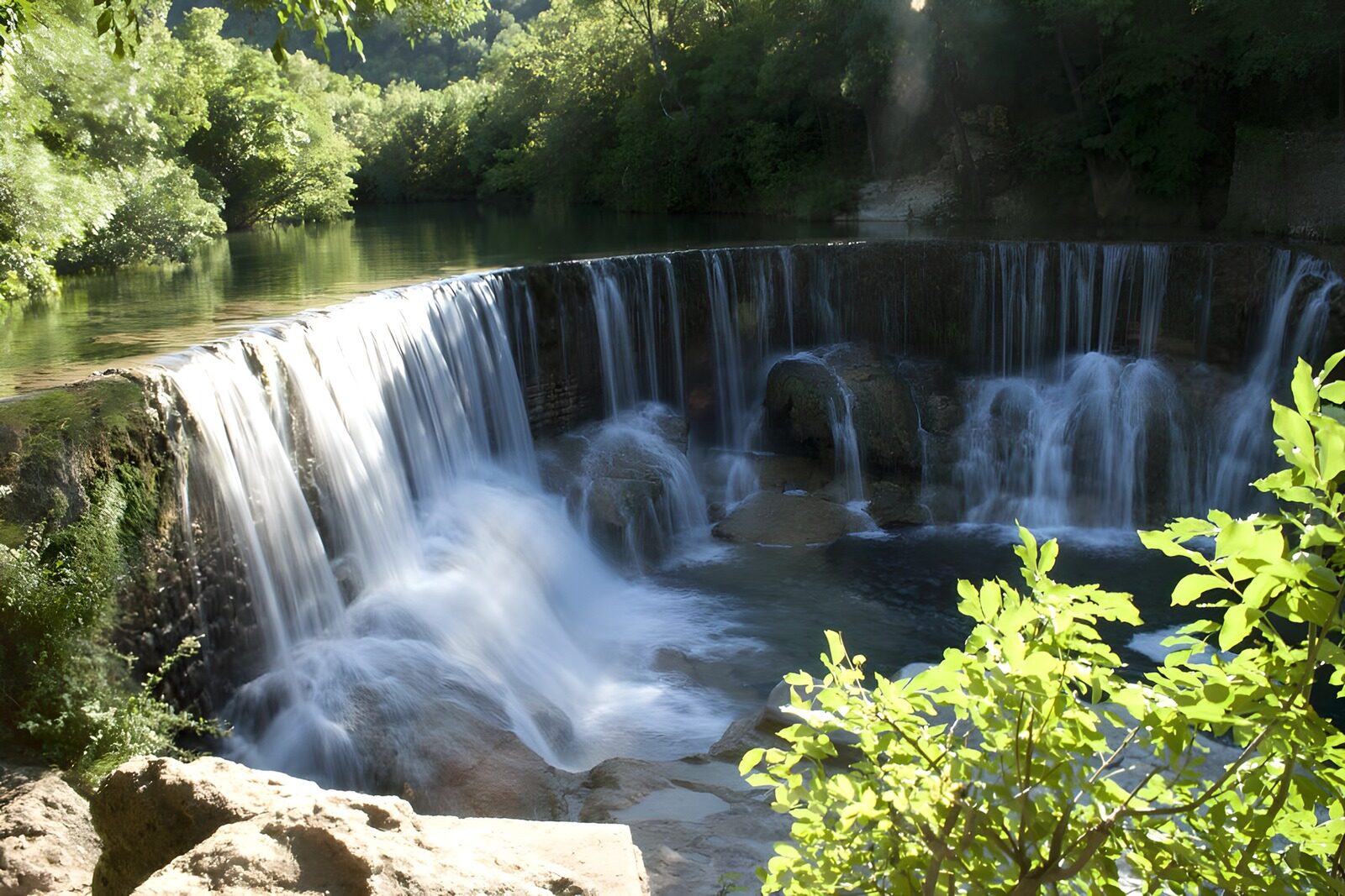 CW2391204: Prachtige waterval in een groene omgeving