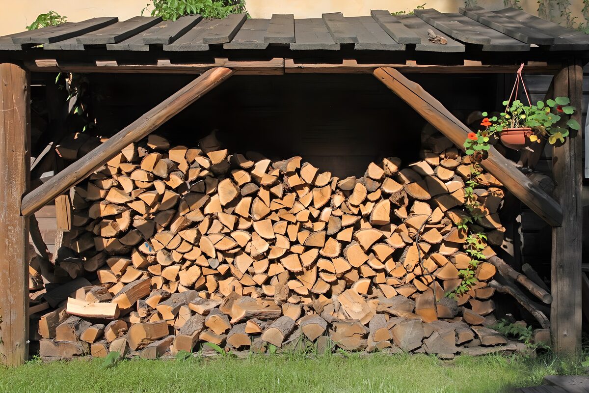 CW8061187: Houten brandhoutopslag in de tuin
