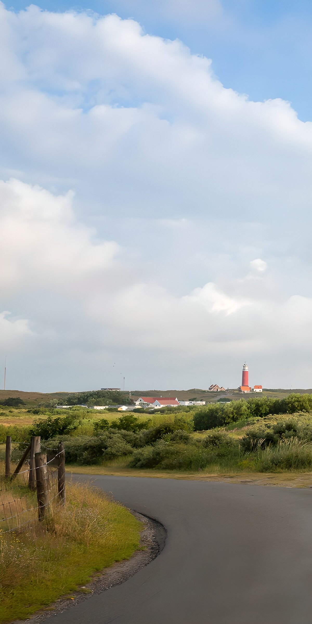 CW2596507: Vuurtoren in het Zeeuwse landschap
