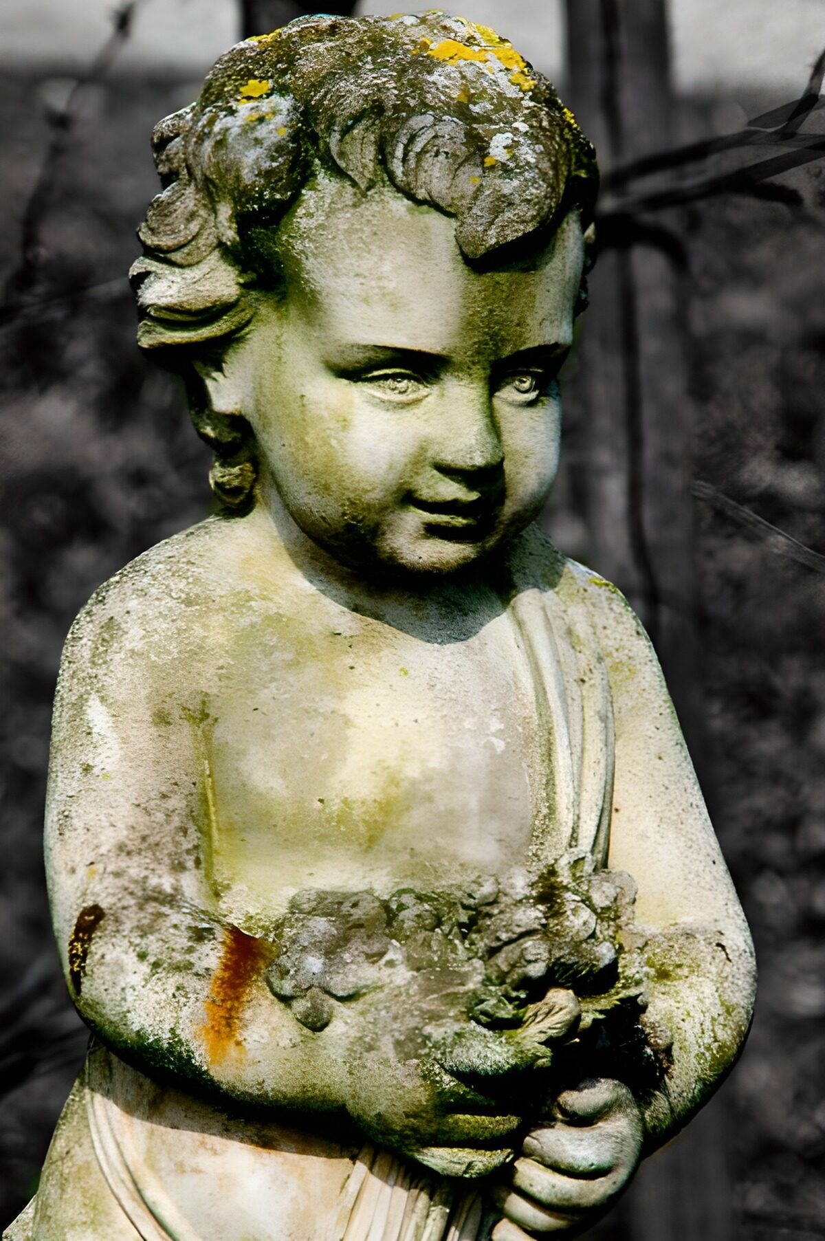 CW8322389: Oud stenen beeld van een kinderfiguur