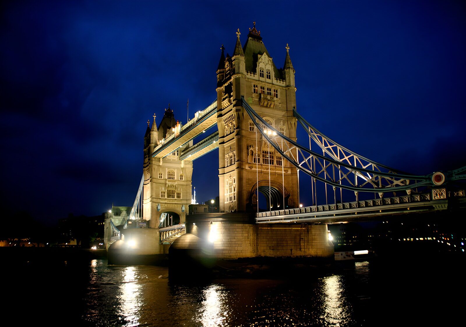 CW2889331: De Tower Bridge bij nacht