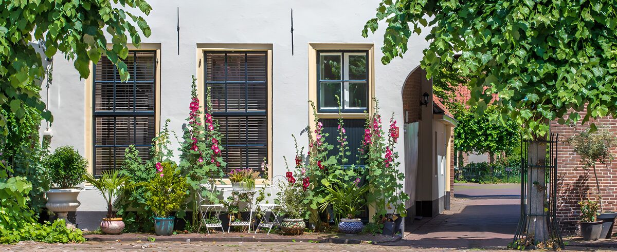 CW7809995: Bloemenpracht bij een sfeervol huis