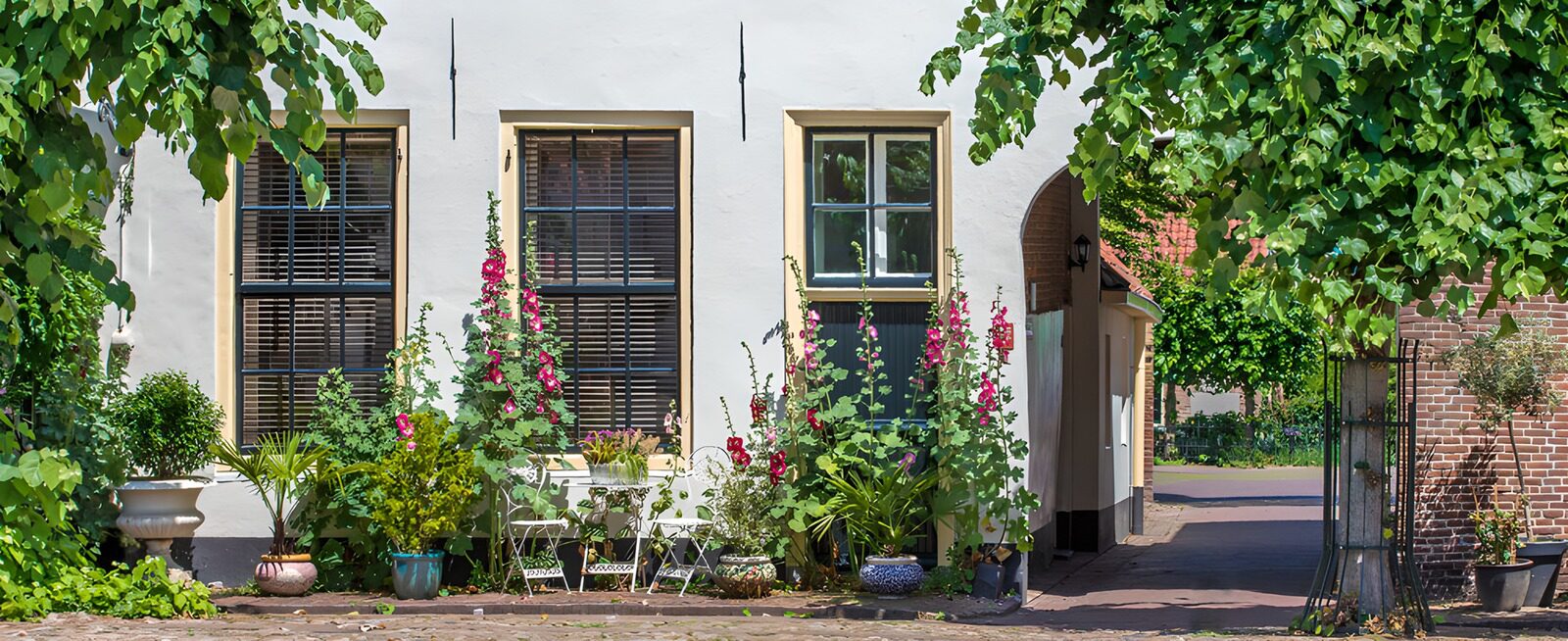 CW7809995: Bloemenpracht bij een sfeervol huis