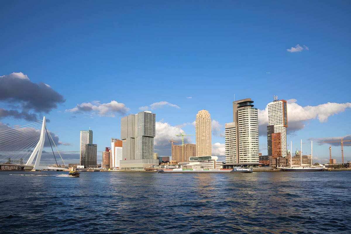 CW2430393: Moderne skyline van Rotterdam