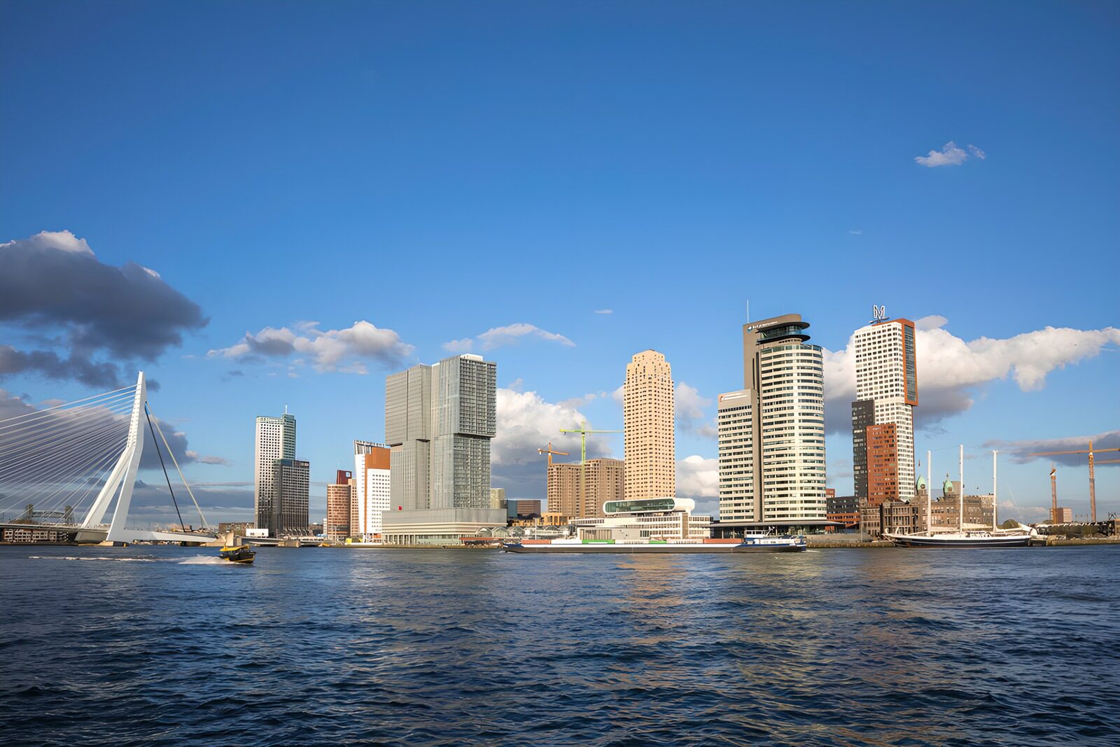 CW2430393: Moderne skyline van Rotterdam