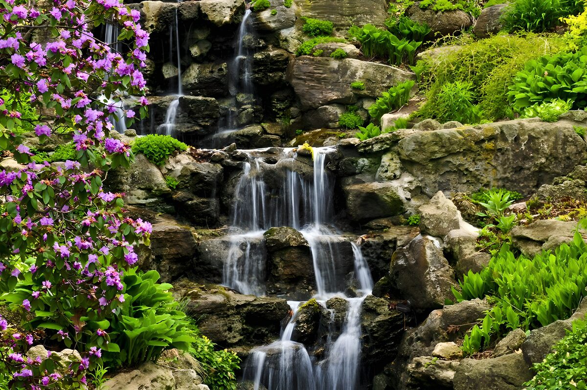 Betoverende waterval in bloeiende tuin
