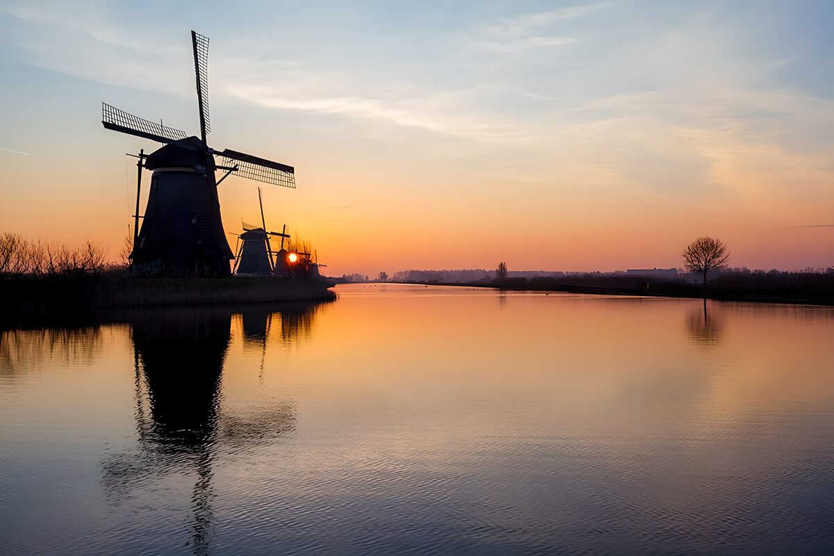Zonsopgang boven de molens in Nederland