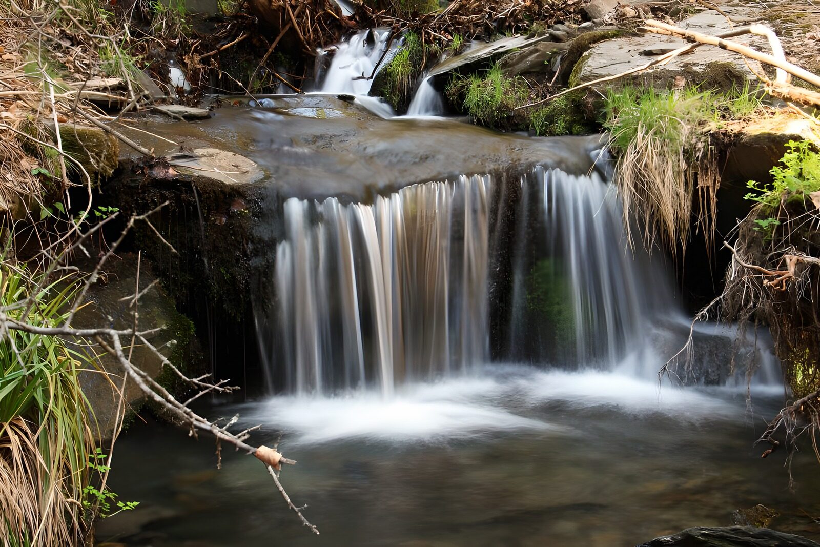 CW5931262: Rustige waterval in de natuur