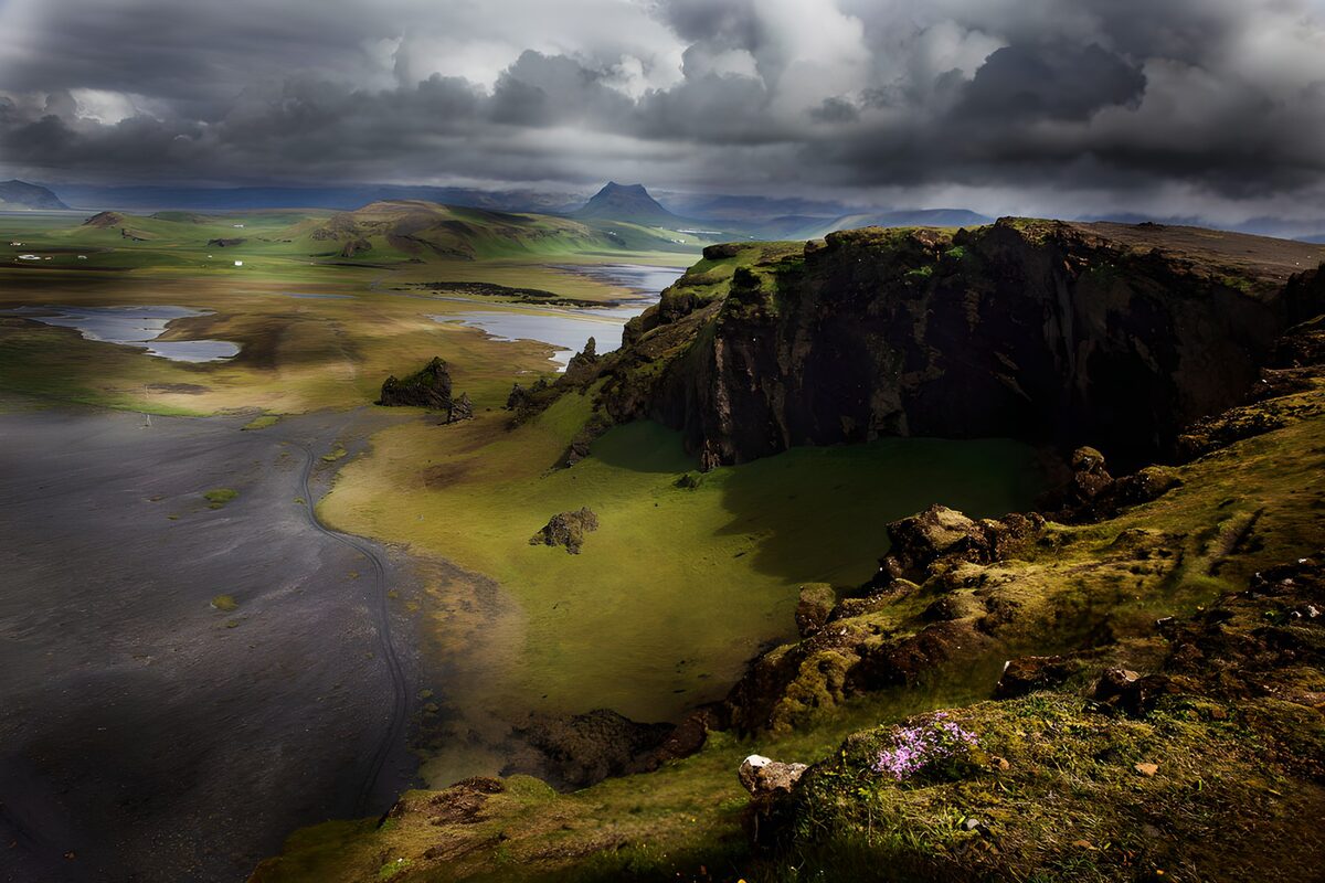 Dramatisch Landschap onder Donkere Wolken