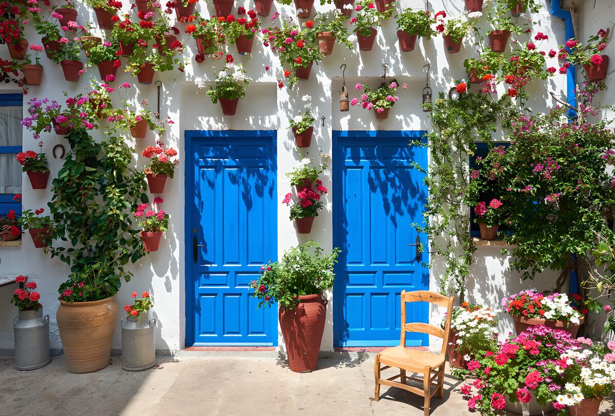 Bloemenrijke gevel met blauwe deuren