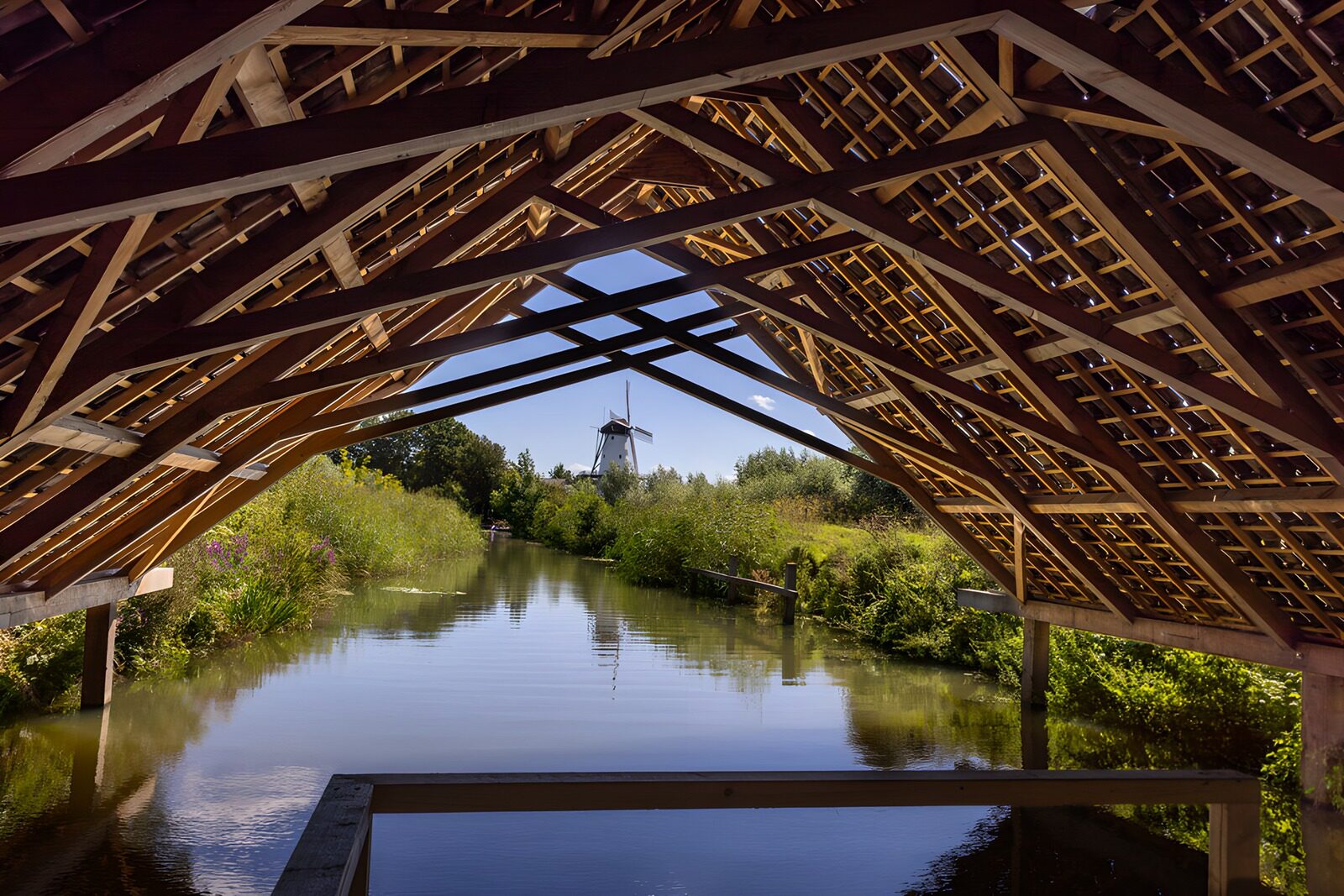 CW2354111: Uitzicht op molen vanuit houten overkapping