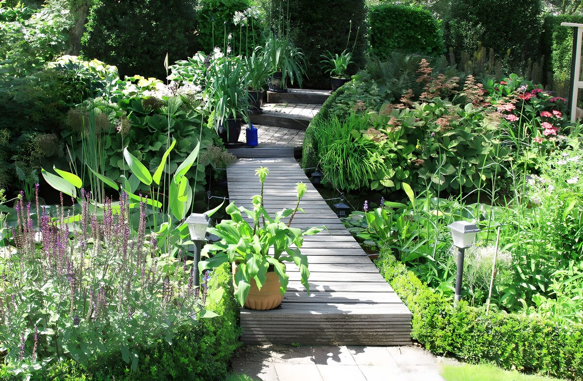 Prachtige tuin met houten pad