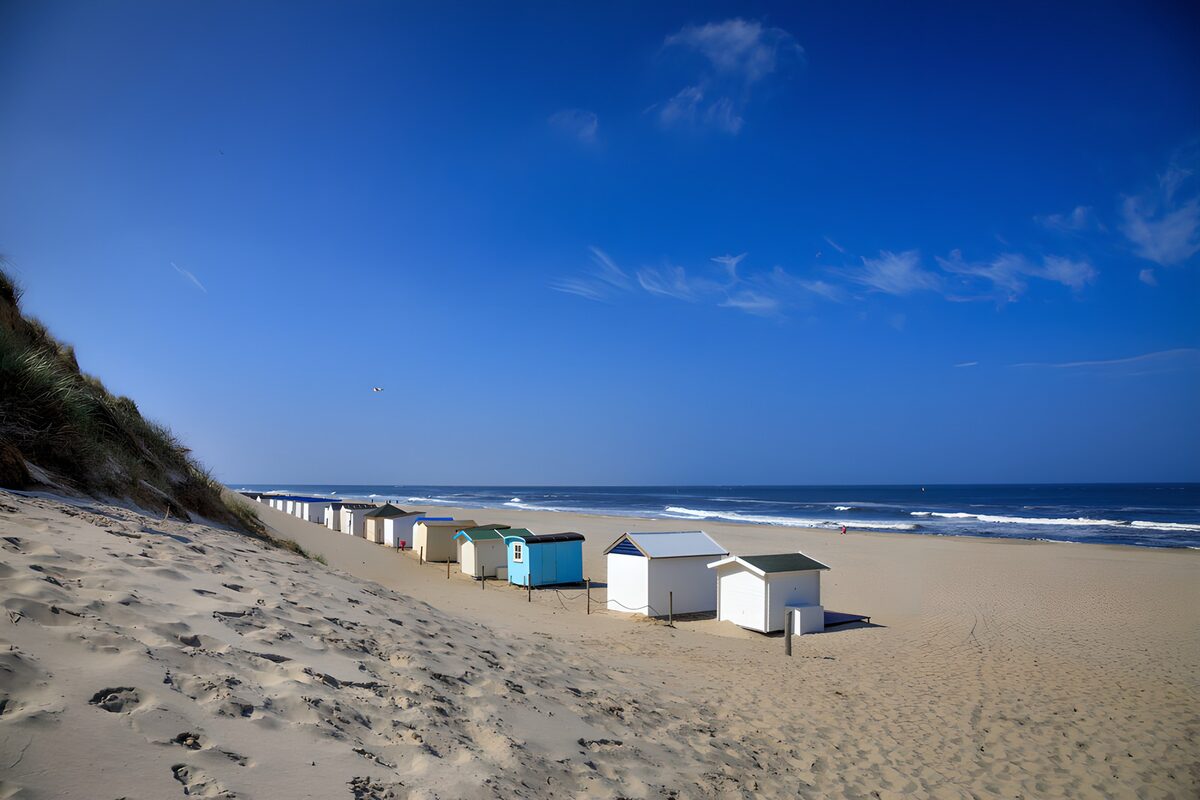 CW9125446: Zomerse strandhuisjes aan de kust