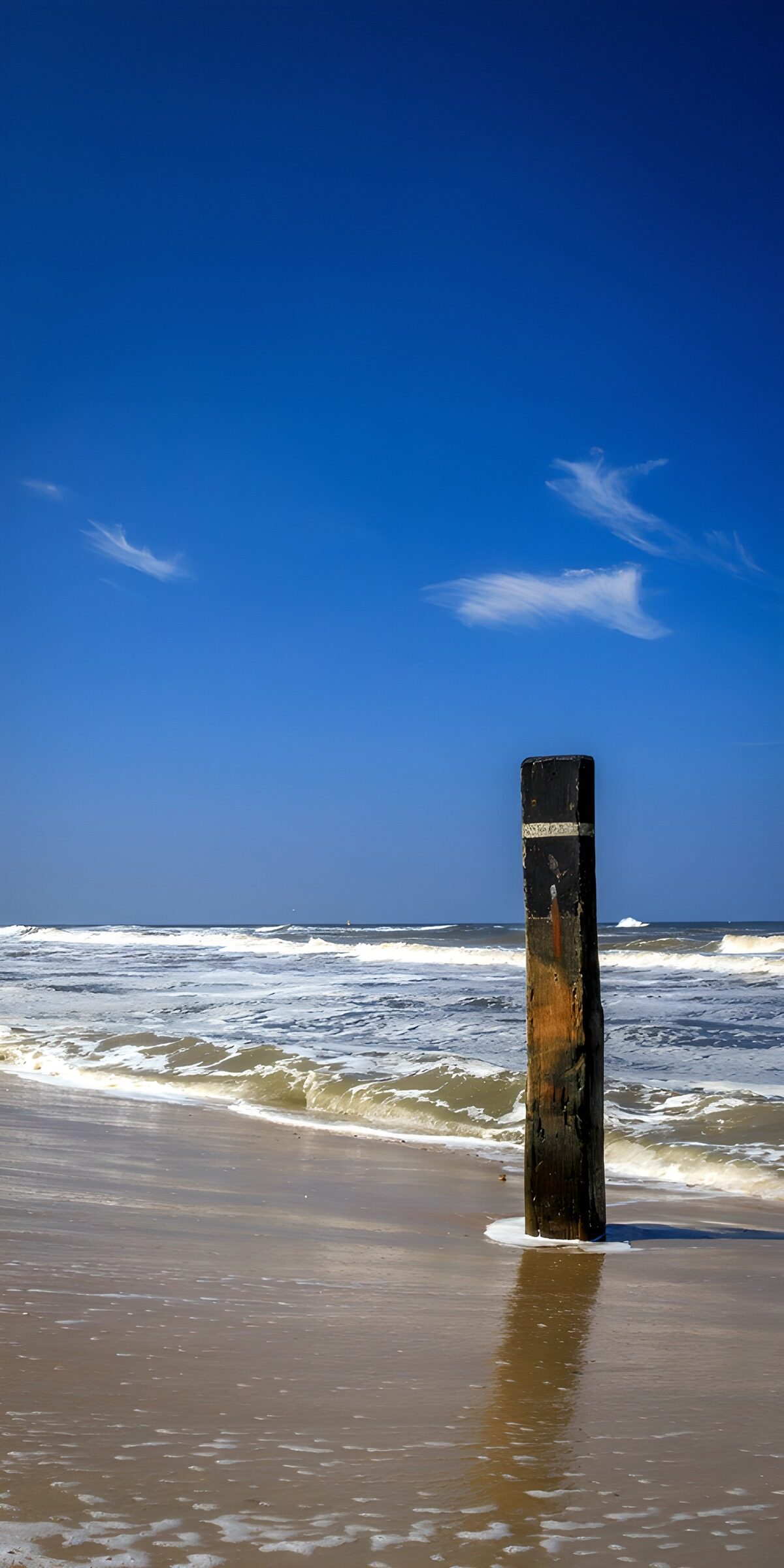 CW5191638: Eenzaam paaltje aan het strand