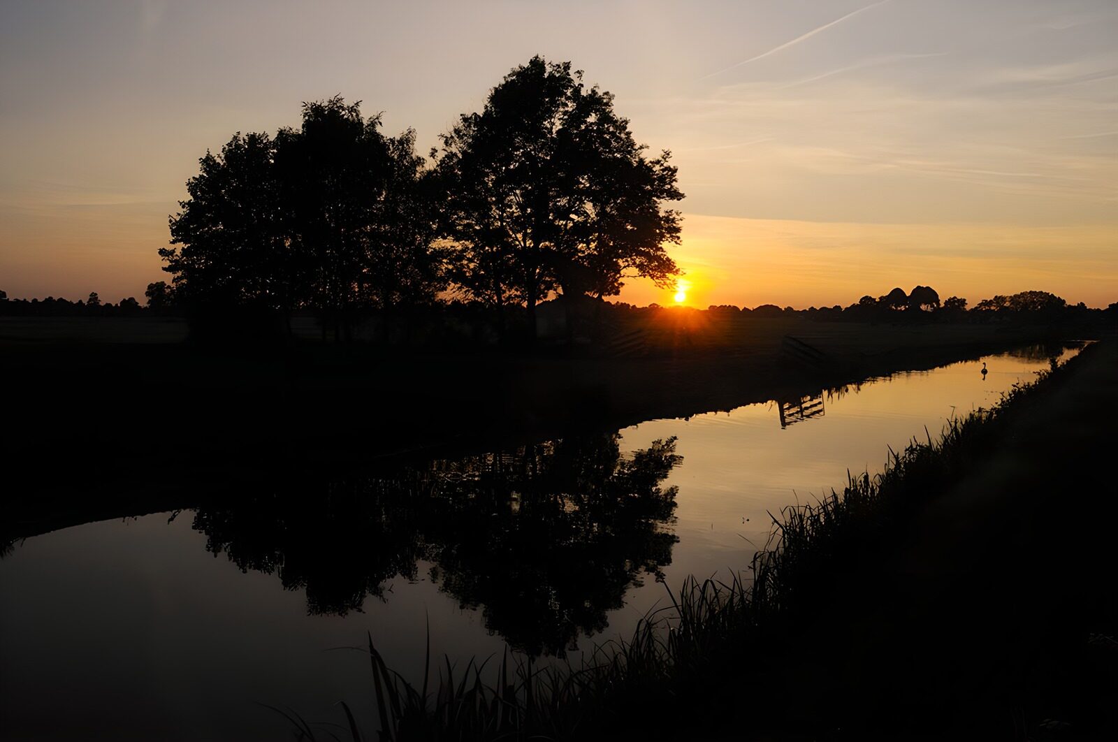CW1214379: Zonsopgang boven de rustige watergang