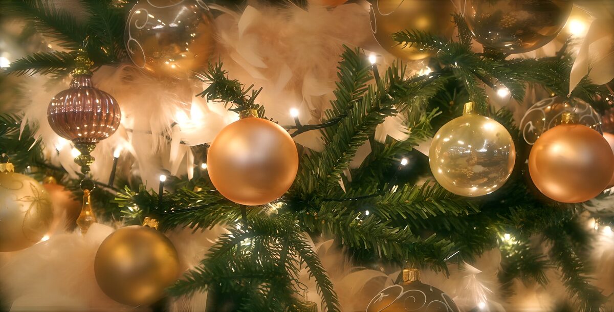 Feestelijke kerstdecoratie met ballen